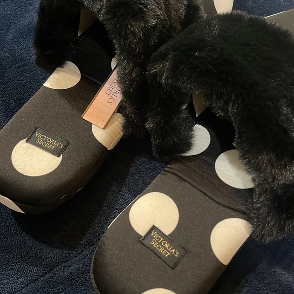 NWT Victoria’s Secret, size Medium (7-8) black and white Polk dot slippers! - Picture 4 of 6